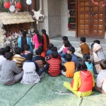 bambini hindu davanti al presepe